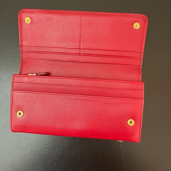 Prada - Picture 6 of 6